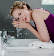 Waschen Sie die Haare im Waschbecken?