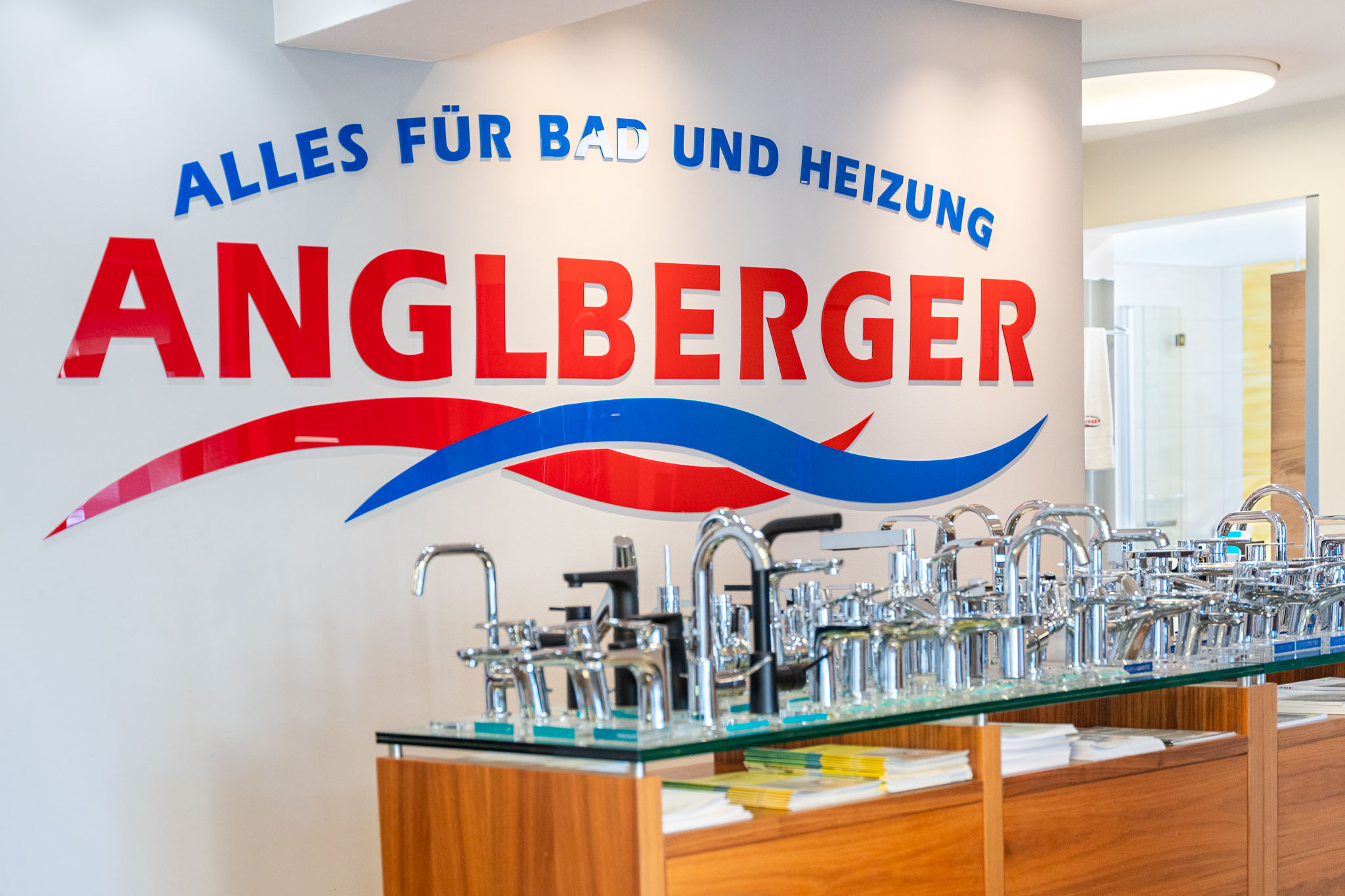 Anglberger Installationen Logo an einer Wand
