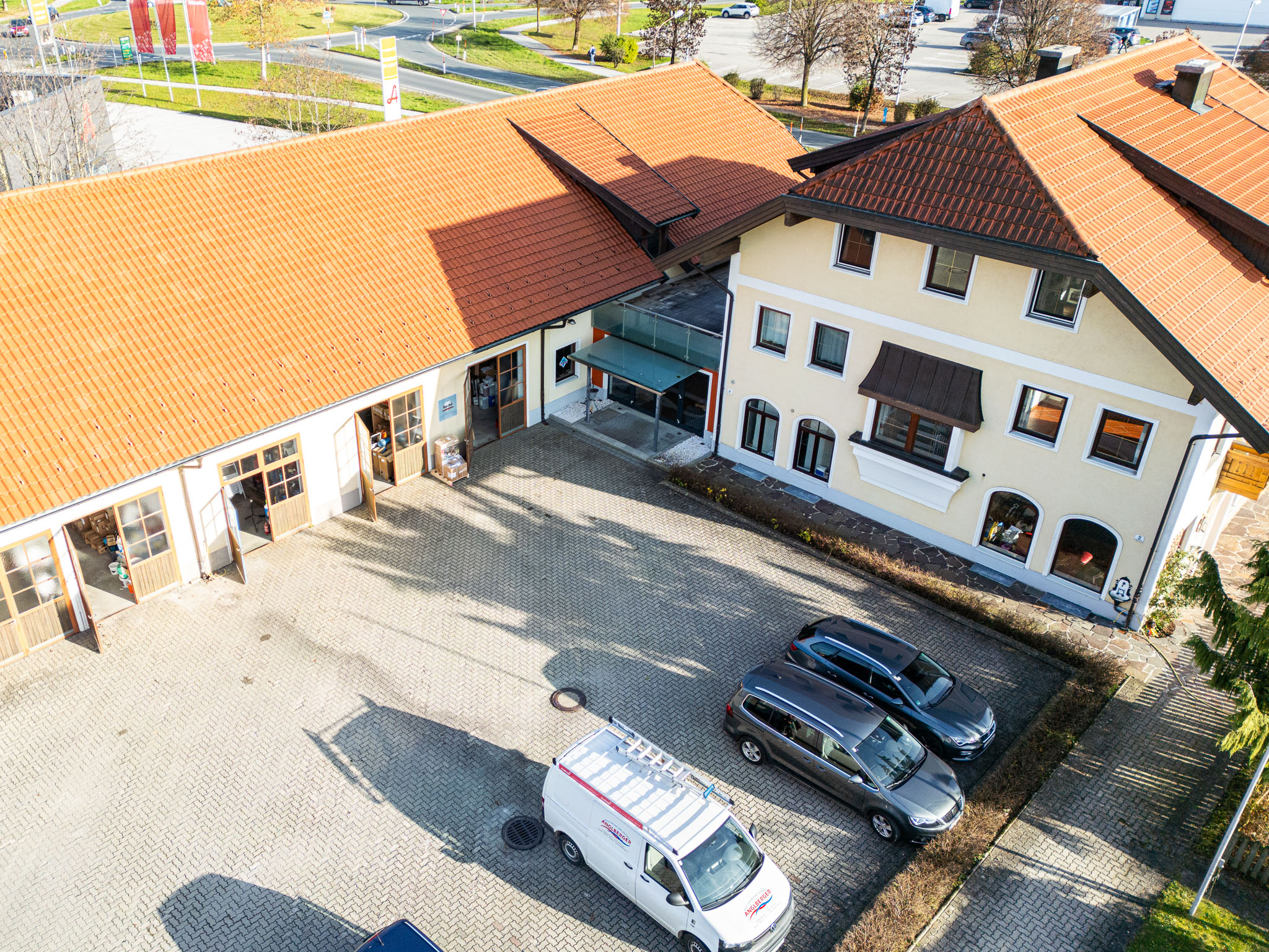 Anglberger Installationen Firmengebäude mit Firmenfahrzeug