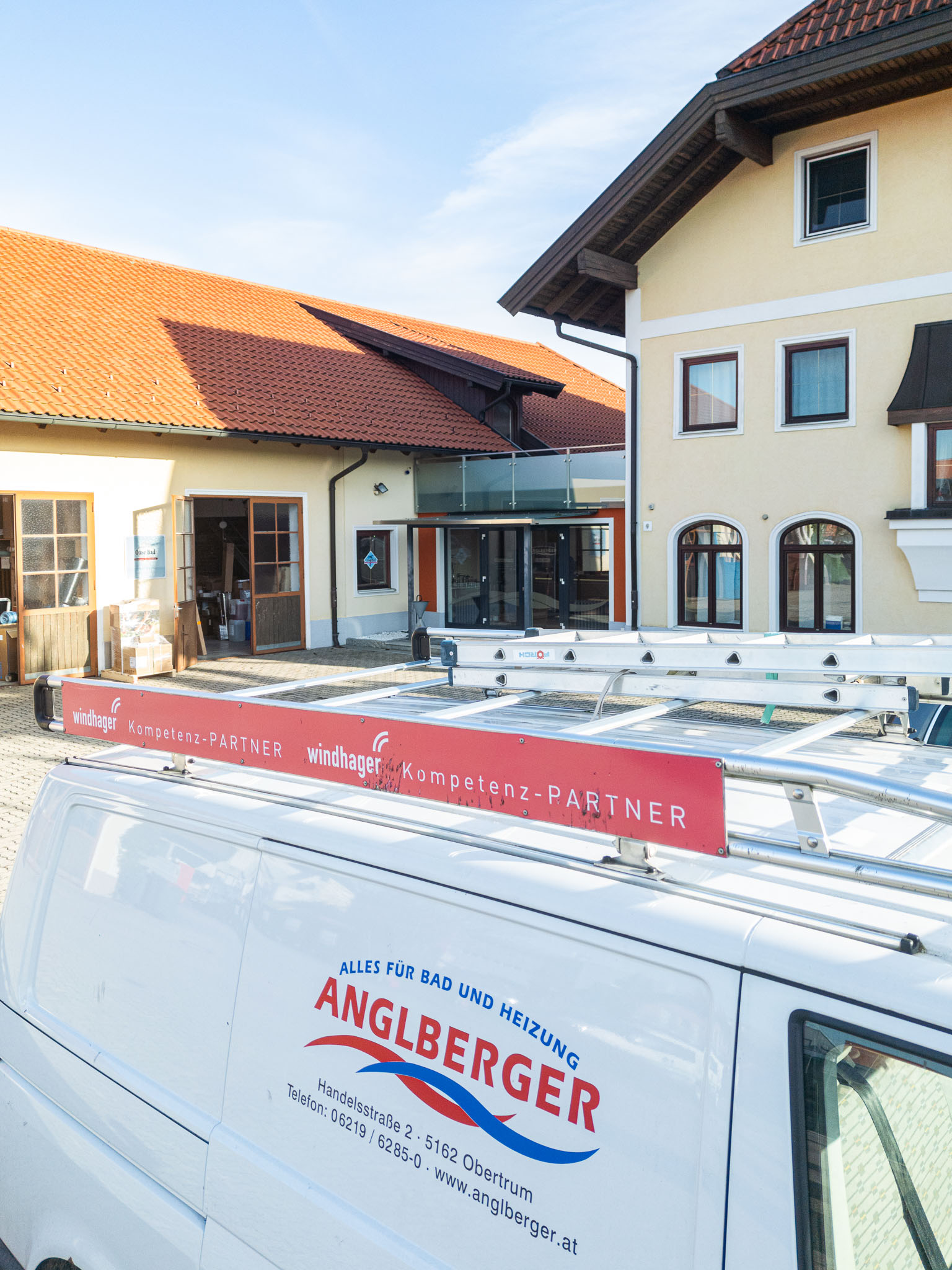 Anglberger Installationen Firmengebäude mit Firmenfahrzeug
